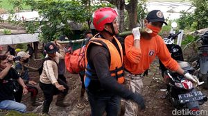 Tim SAR Temukan Jasad Anak Pemotor yang Tewas Terseret Banjir Kendal