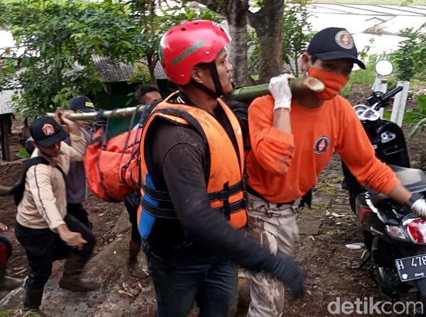 Tim SAR Temukan Jasad Anak Pemotor yang Tewas Terseret Banjir Kendal