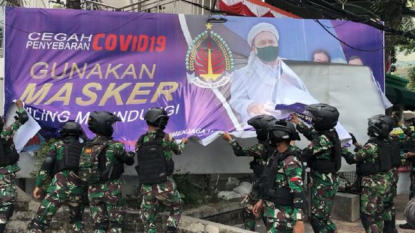 Melihat Lagi Pencopotan Baliho Habib Rizieq di Berbagai Kota Indonesia