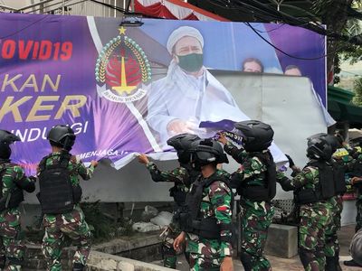 Melihat Lagi Pencopotan Baliho Habib Rizieq di Berbagai Kota Indonesia