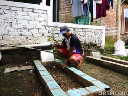 Melihat Tradisi Warga Bandung Barat Kuburkan Keluarga di Pekarangan Rumah