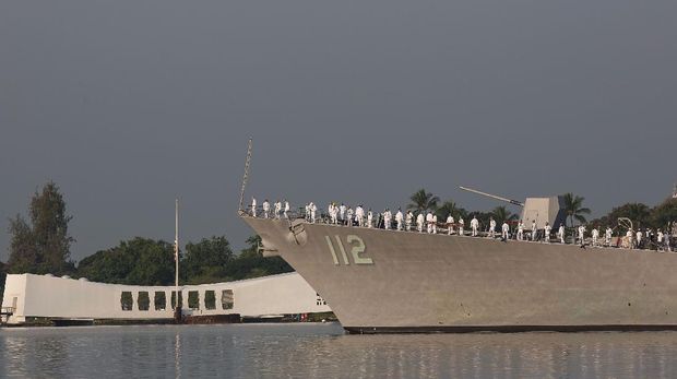 PEARL HARBOR, HAWAII - DECEMBER 7: THe USS Michael Murphy performs a pass in review near the USS Arizona Memorial during the 71st Annual Memorial Ceremony commemorating the WWII Attack On Pearl Harbor at the World War 2 Valor in the Pacific National Monument December 7, 2012 in Pearl Harbor, Hawaii. This is the 71st anniversary of the Japanese attack on pearl Harbor.   Kent Nishimura/Getty Images/AFP