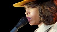 Hasil Tes Aneh Erykah Badu, Hidung Kiri Positif COVID-19, Kanan Negatif