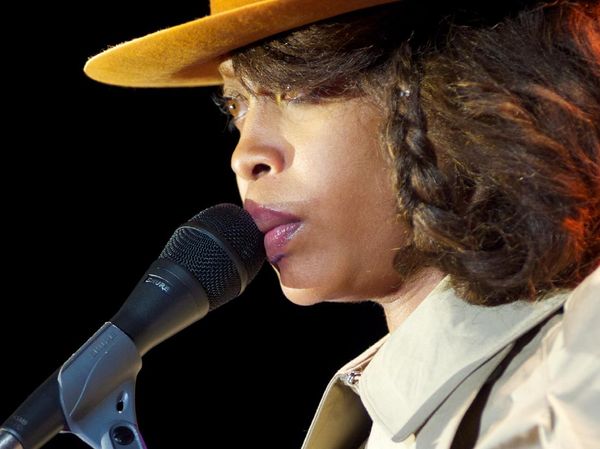 Hasil Tes Aneh Erykah Badu, Hidung Kiri Positif COVID-19, Kanan Negatif