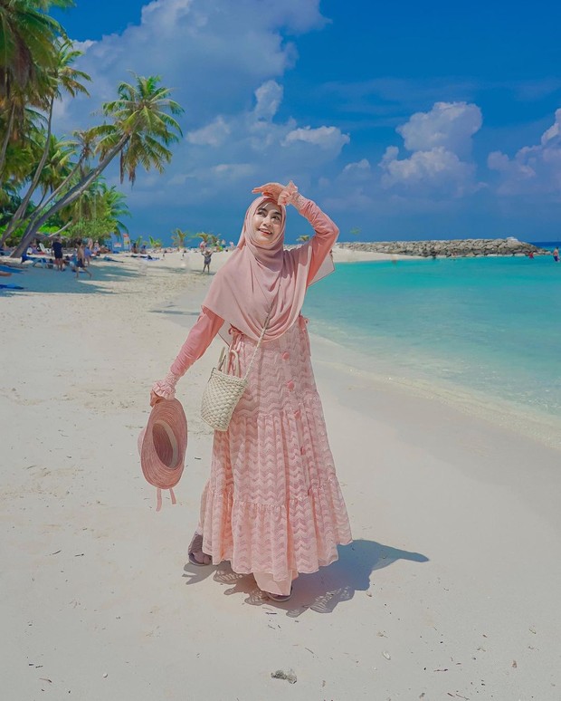 Anisa Rahma memilih mengenakan dress merah muda yang manis. Sumber: Instagram @anisarahma_12 Anisa Rahma