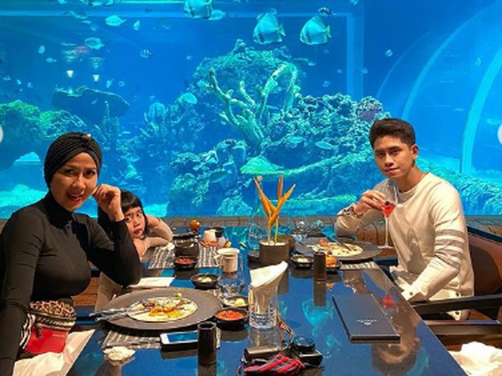 Romantisnya Athalla Naufal dan Venna Melinda saat Makan Malam Romantisnya Athalla Naufal dan Venna Melinda saat Makan Malam