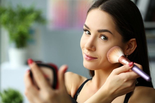 Produk yang pasti juga selalu digunakan saat merias wajah adalah bedak. Namun, produk bedak dan blush umumnya hanya bisa bertahan selama 2 tahun saja.