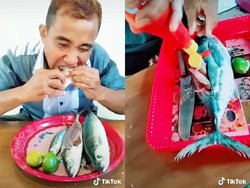 Demi Konten, Bapak-bapak Ini Rela Makan Ikan dan Udang Mentah