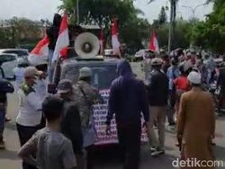 Demonstran Penolak Habib Rizieq dan Massa FPI Nyaris Bentrok di Karawang