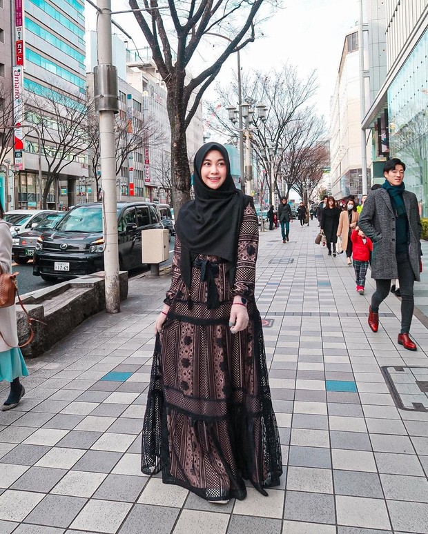 Dress brukat hitam ala Anisa Rahma ini juga cantik sekali. Sumber: Instagram @anisarahma_12 Anisa Rahma