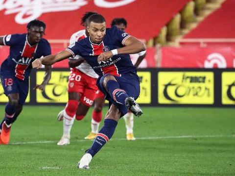 Paris Saint-Germain's French forward Kylian Mbappe shoots and scores a penalty during the French L1 soccer match between Monaco (ASM) and Paris Saint-Germain (PSG) at Stade Louis II in Monaco on November 20, 2020 (Photo by Valery).  HACHE / AFP)