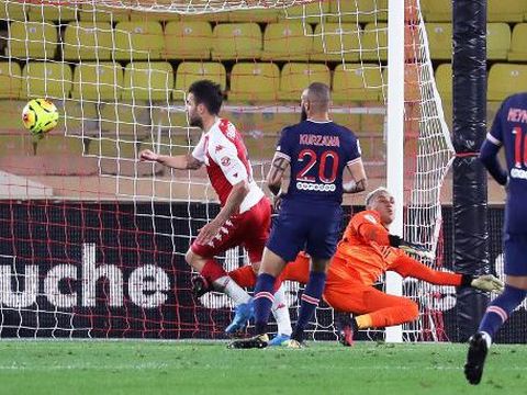 Monaco's Spanish midfielder Cesc Fabregas (L) reacts when Paris Saint-Germain Costa Rican goalkeeper Keylor Navas (R) dives in and concedes a second goal to Monaco during the French L1 soccer match between Monaco (ASM) and Paris Saint- Germain (PSG) at the Louis II Stadium in Monaco on November 20, 2020 (Photo by Valery HACHE / AFP)