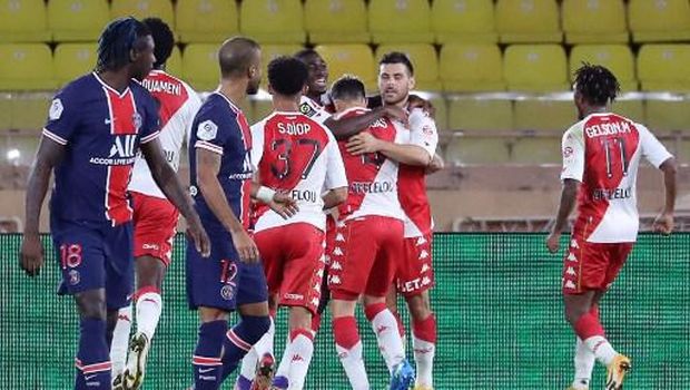 Monaco's Spanish midfielder Cesc Fabregas (C) celebrates with his teammates after scoring a penalty during the French L1 soccer match between Monaco (ASM) and Paris Saint-Germain (PSG) at the Louis II Stadium in Monaco on 20 November 2020 (Photo by Valery HACHE / AFP)