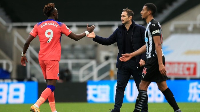 NEWCASTLE UPON TYNE, ENGLAND - NOVEMBER 21: Tammy Abraham of Chelsea and Frank Lampard, Manager of Chelsea celebrate following their teams victory in the Premier League match between Newcastle United and Chelsea at St. James Park on November 21, 2020 in Newcastle upon Tyne, England. Sporting stadiums around the UK remain under strict restrictions due to the Coronavirus Pandemic as Government social distancing laws prohibit fans inside venues resulting in games being played behind closed doors. (Photo by Lindsey Parnaby - Pool/Getty Images)
