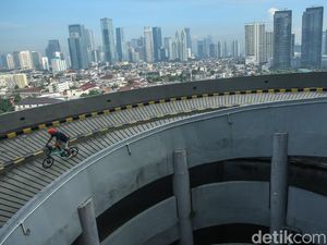 Video: Menikmati Suasana Pagi Jakarta di Tanjakan 13 Video: Menikmati Suasana Pagi Jakarta di Tanjakan 13