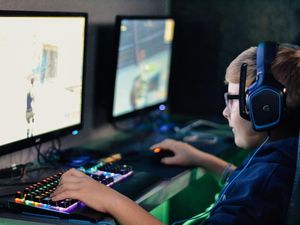 Masih Sekolah Tapi Mau Jadi Pro Player Esports, Bisa Kok