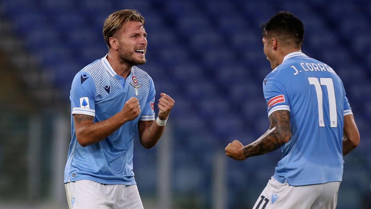 Immobile (kiri) dan Correa sama-sama menyumbang gol kemenangan Lazio. Foto: Getty Images/Paolo Bruno