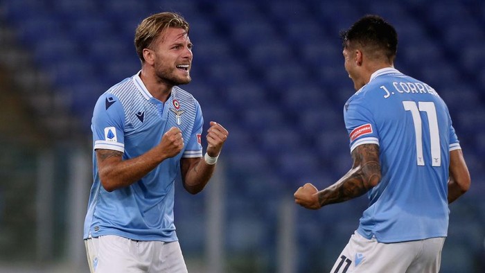ROME, ITALY - JULY 29:  Ciro Immobile celebrates with his teammate Joaquin Correa of SS Lazio after scoring the teams second goal during the Serie A match between SS Lazio and Brescia Calcio at Stadio Olimpico on July 29, 2020 in Rome, Italy.  (Photo by Paolo Bruno/Getty Images)