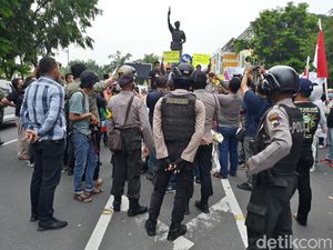 Ada Aksi Tolak Habib Rizieq di Solo, Polisi Turun Tangan Membubarkan Ada Aksi Tolak Habib Rizieq di Solo, Polisi Turun Tangan Membubarkan