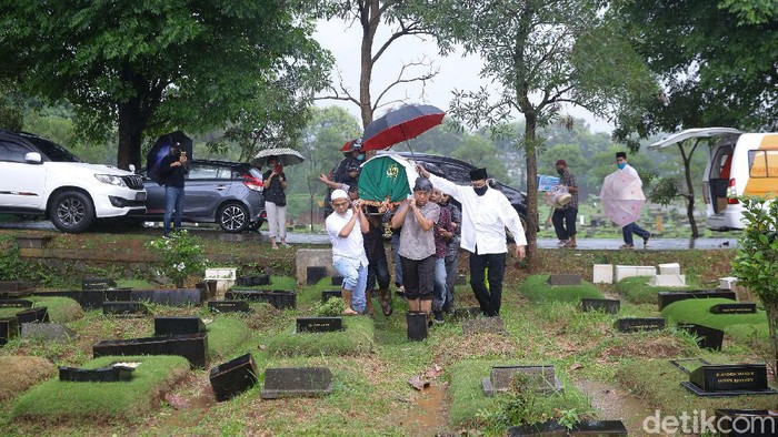 Mengantar Sang Legenda Ricky Yacobi ke Pusara Terakhir Pemakaman legenda Sepak Bola Indonesia Ricky Yacobi berlangsung di TPU Tanah Kusir, Jakarta. Diiringi hujan deras, pemakaman tersebut berlangsung sangat haru.