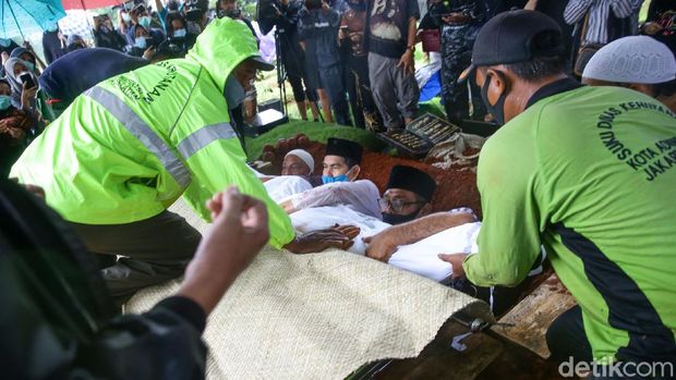 Pemakaman legenda Sepak Bola Indonesia Ricky Yacobi berlangsung di TPU Tanah Kusir, Jakarta. Diiringi hujan deras, pemakaman tersebut berlangsung sangat haru.