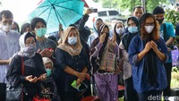 Sejumlah sanak saudara dan kerabat ikut mengantar sang legenda ke pusara terakhir.