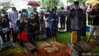 Lantunan doa bergema usai jenazah dimakamkan.