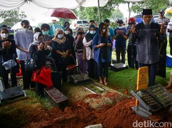 Suasana Haru Pemakaman Legenda Sepakbola RI Ricky Yacobi