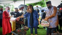 Anggota keluarga melakukan tabur bunga.