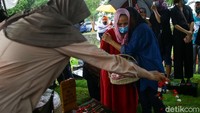 Suasana haru langsung menyelimuti proses pemakaman.