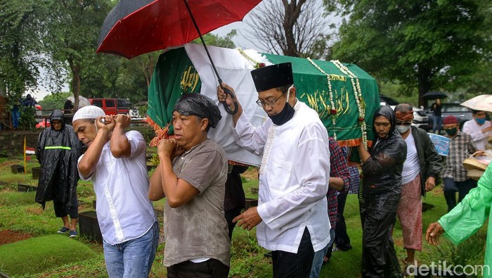 Mengantar Sang Legenda Ricky Yacobi ke Pusara Terakhir Pemakaman legenda Sepak Bola Indonesia Ricky Yacobi berlangsung di TPU Tanah Kusir, Jakarta. Diiringi hujan deras, pemakaman tersebut berlangsung sangat haru.