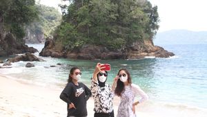 Foto Pantai Teluk Ijo Banyuwangi, Si Cantik yang Memikat Hati