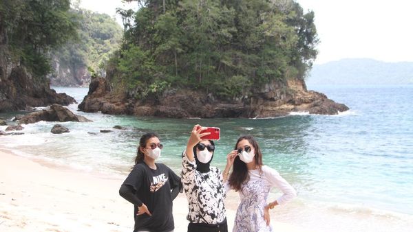 Foto Pantai Teluk Ijo Banyuwangi, Si Cantik yang Memikat Hati