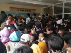 Pengurusan KTP di Mojokerto Ricuh, Gerbang Roboh dan Ada yang Pingsan