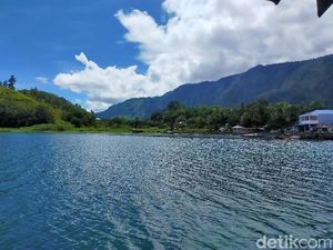 Foto: Serunya Melintasi Keindahan Toba Via Kapal Motor