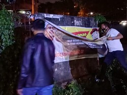 Polisi-Satpol PP Turunkan Spanduk HRS di Palembang: FPI Ormas Tak Terdaftar