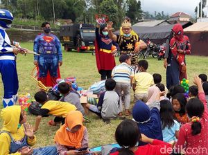 Spiderman hingga Superman Hibur Anak-anak Pengungsi Merapi
