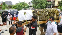Sebelumnya, jenazah Ricky Yacobi tiba di rumah duka.
