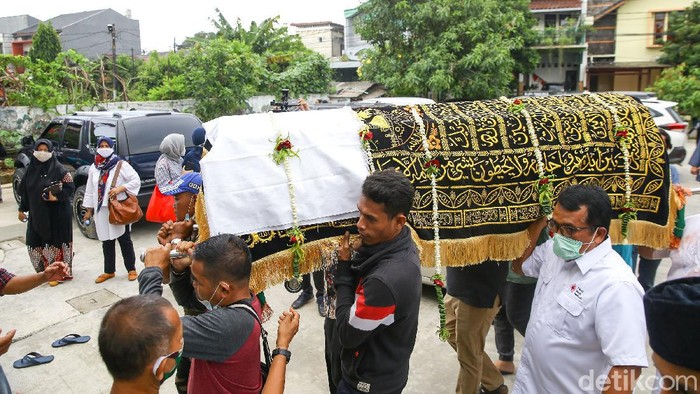 Terkini! Suasana Rumah Duka Ricky Yacobi Ricky Yakobi menghembuskan napas terakhirnya di lapangan hijau. Berikut foto-foto suasana terkini di rumah duka.