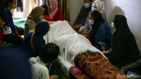 Sanak saudara dan kerabat terus berdatangan.
