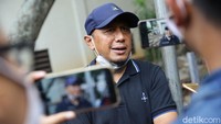 Rahmad Darmawan terlihat hadir di rumah duka.