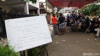 Sejumlah warga sekitar pun memadati rumah duka.