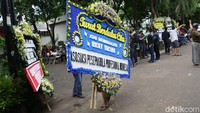 Deretan karangan bunga mulai berjejer di kawasan rumah duka.