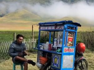 Tukang Bakso Mangkal di Bromo, Netizen : Berasa Makan di Surga