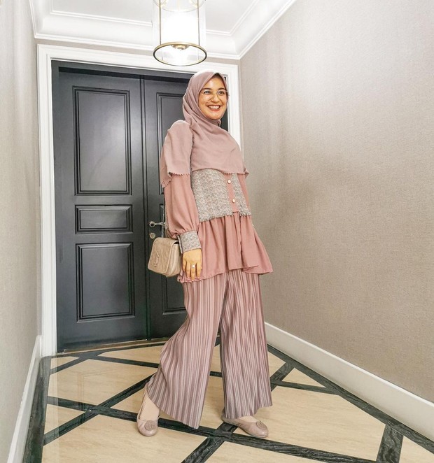 Warna pastel menjadi pilihan warna aman untuk busana wanita. Sumber: Instagram @shireensungkar Shireen Sungkar