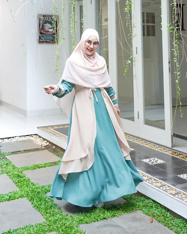 Warna-warna pastel cocok untuk ABG yang ingin berpenampilan syar'i. Sumber: Instagram @anisarahma_12 Anisa Rahma