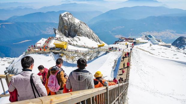Jade Dragon snow mountain Lijiang city, Yunnan China, march 12, 2015: Tourist and traveler from many countries are enjoying a beautiful scenery of Jade Dragon snow mountain in Lijiang city is the most beautiful mountain in Yunnan China.