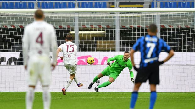 MILAN, ITALY - NOVEMBER 22: Cristian Ansaldi of Torino scores their sides second goal from the penalty spot past Samir Handanovic of Inter Milan during the Serie A match between FC Internazionale and Torino FC at Stadio Giuseppe Meazza on November 22, 2020 in Milan, Italy. Sporting stadiums around Italy remain under strict restrictions due to the Coronavirus Pandemic as Government social distancing laws prohibit fans inside venues resulting in games being played behind closed doors. (Photo by Valerio Pennicino/Getty Images)