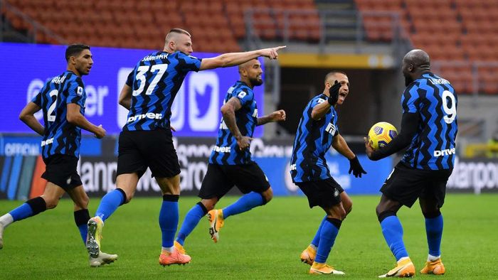 1287052991 MILAN, ITALY - NOVEMBER 22: Romelu Lukaku of Inter Milan(R) celebrates after scoring their sides second goal with Alexis Sanchez of Inter Milan(2R) during the Serie A match between FC Internazionale and Torino FC at Stadio Giuseppe Meazza on November 22, 2020 in Milan, Italy. Sporting stadiums around Italy remain under strict restrictions due to the Coronavirus Pandemic as Government social distancing laws prohibit fans inside venues resulting in games being played behind closed doors. (Photo by Valerio Pennicino/Getty Images)