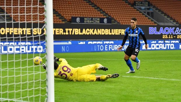 MILAN, ITALY - NOVEMBER 22: Lautaro Martinez of Inter Milan scores their sides fourth goal past Salvatore Sirigu of Torino during the Serie A match between FC Internazionale and Torino FC at Stadio Giuseppe Meazza on November 22, 2020 in Milan, Italy. Sporting stadiums around Italy remain under strict restrictions due to the Coronavirus Pandemic as Government social distancing laws prohibit fans inside venues resulting in games being played behind closed doors. (Photo by Valerio Pennicino/Getty Images)